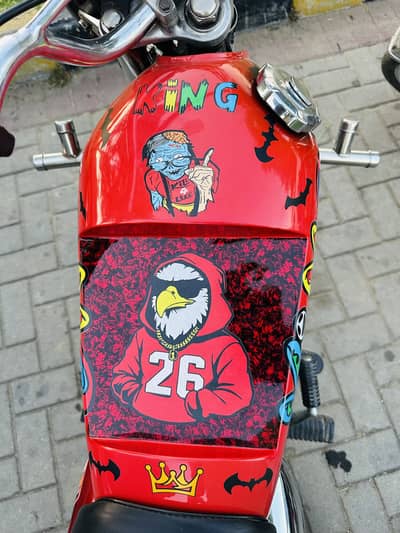 Honda 125 Genuine Tanki costum paint - Malta+Red Combination