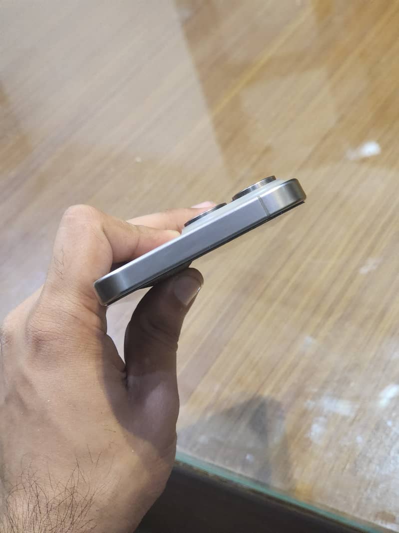 Apple iPhone 15 Pro Max 4