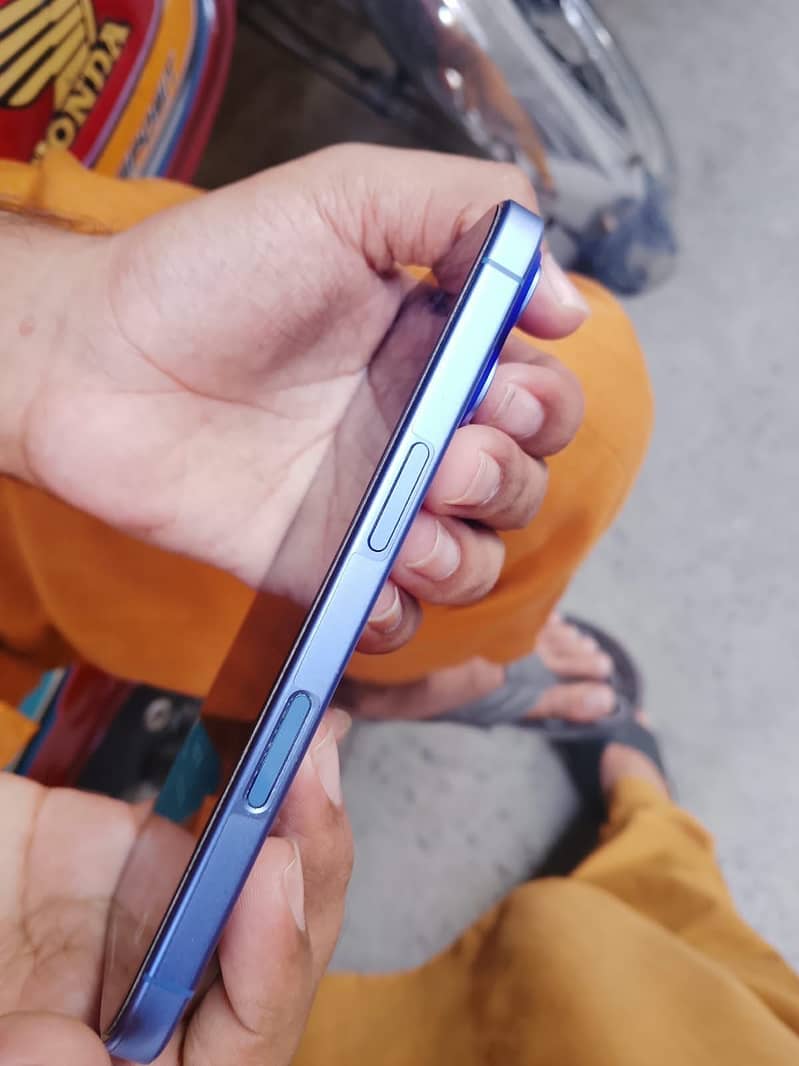 Apple iPhone 16 3