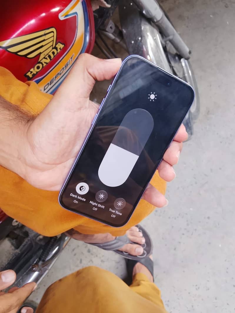 Apple iPhone 16 4