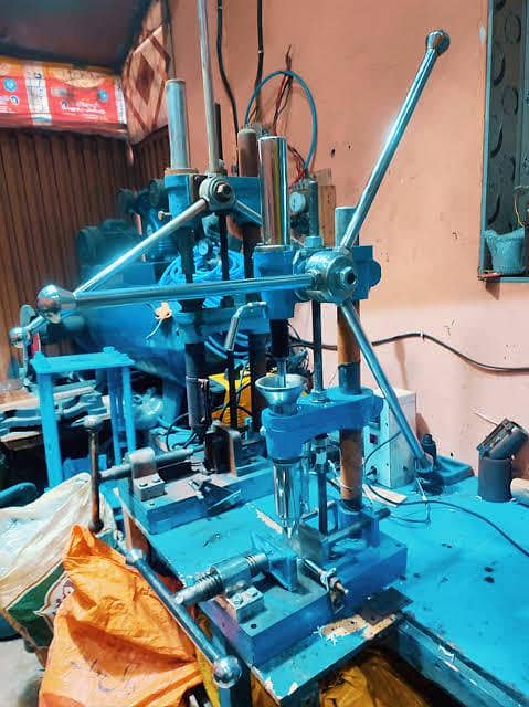 Hand molding machine operator worker need 1