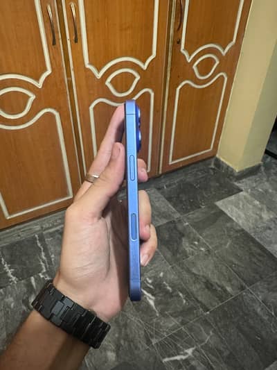 Apple iPhone 16