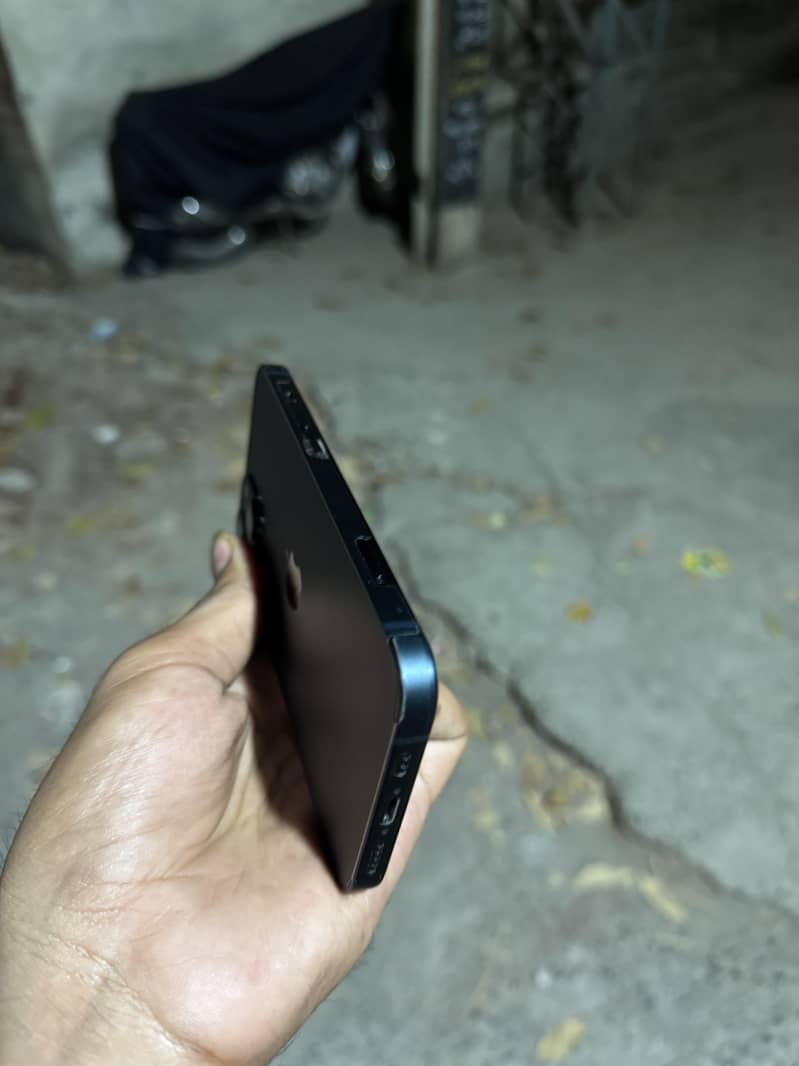 Apple iPhone 12 4
