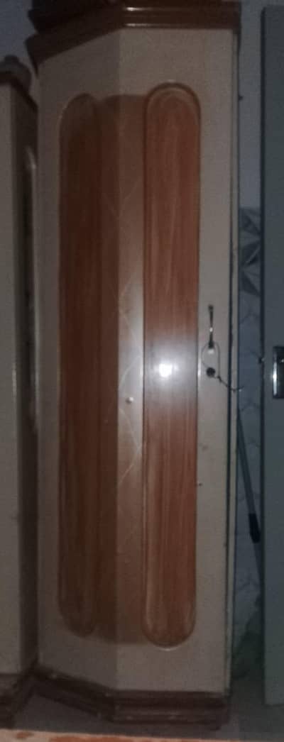 do side table hai char drop ke almari hai bed hai sheeshe wala divider