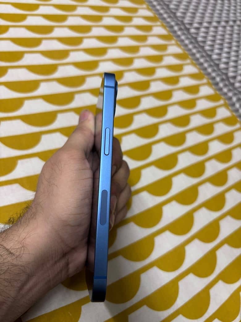 Apple iPhone 13 2