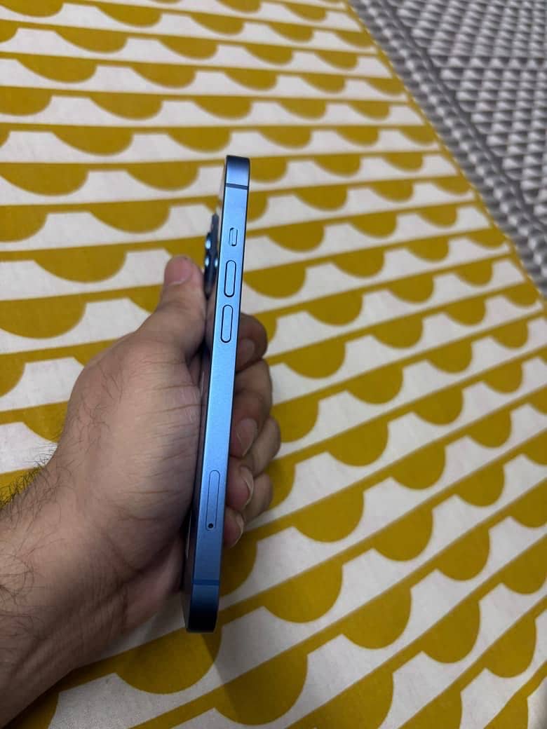 Apple iPhone 13 8