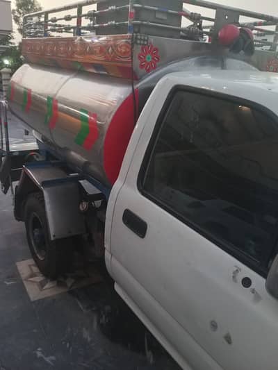 Hilux dala with 3500 litter milk tank