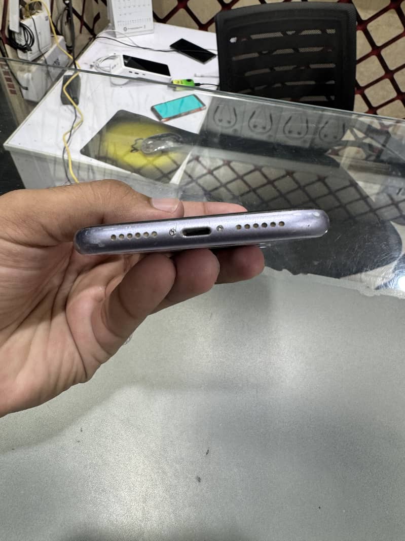 Apple iPhone 11 7