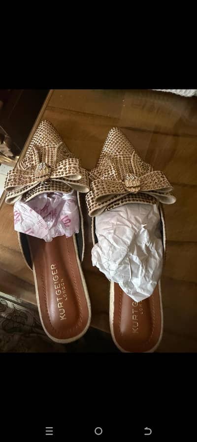 Narrow shoes