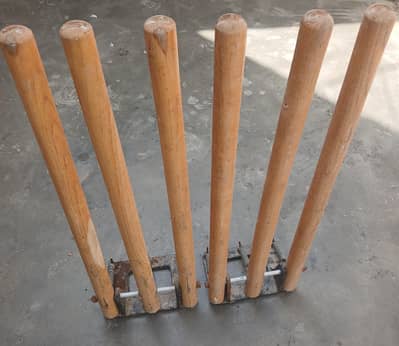 CRICKET WICKETS SET WITH HEAVY METAL SPRING BASE