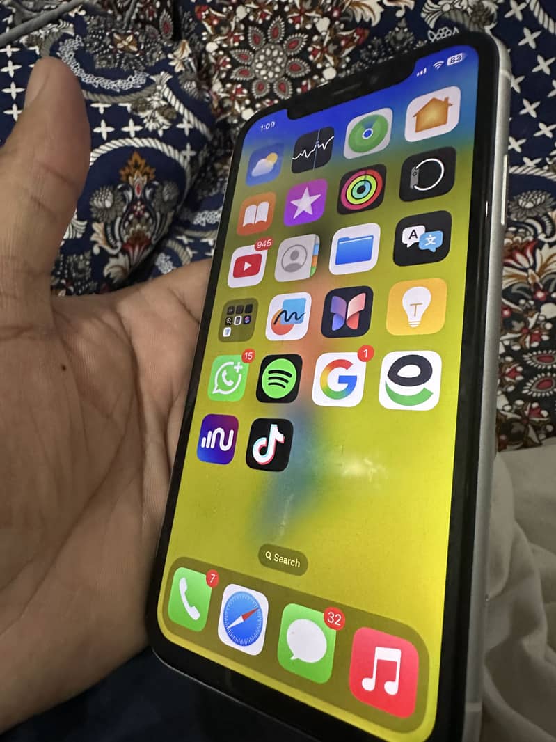 Apple iPhone XR 7