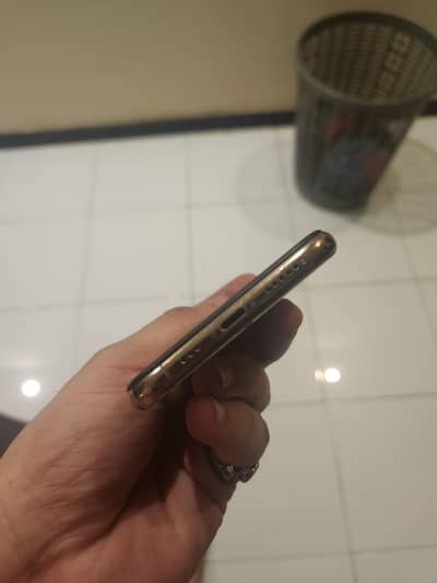 Apple iPhone Xs golden