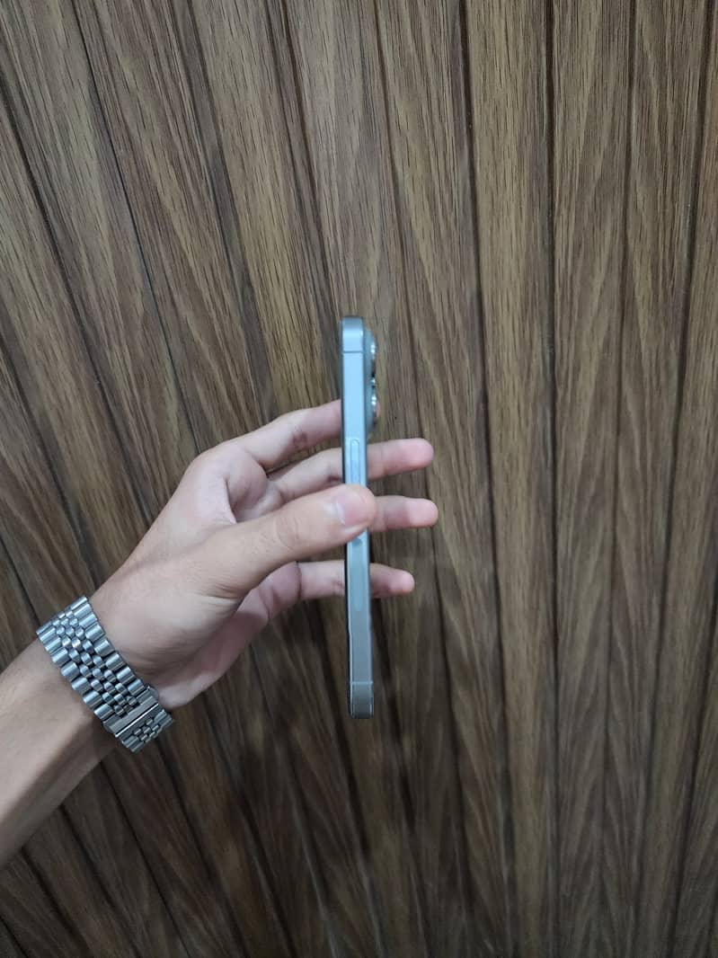 iPhone 15 Pro 4