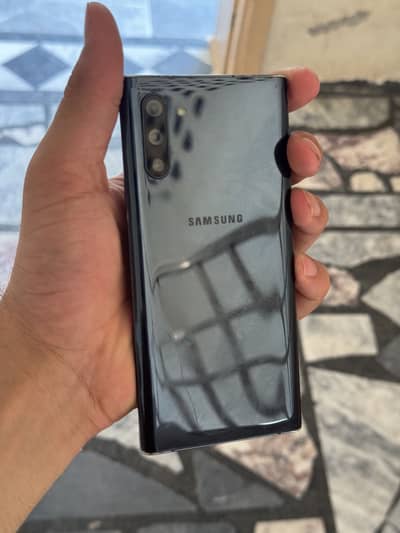 Samsung note 10 black hai or display change krna para ga or mobail oky