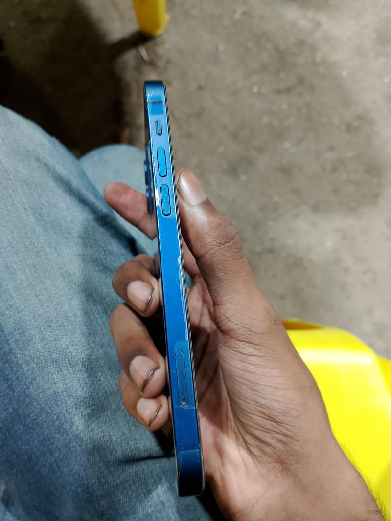 Apple iPhone 12 4