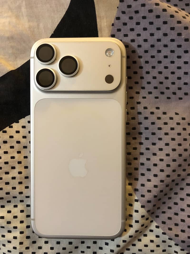 Apple iPhone 17 Pro Max 1
