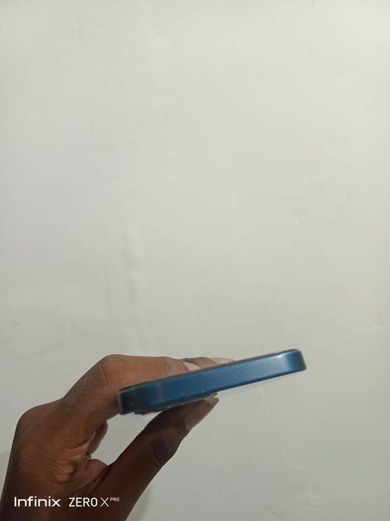 Apple iPhone 12 4