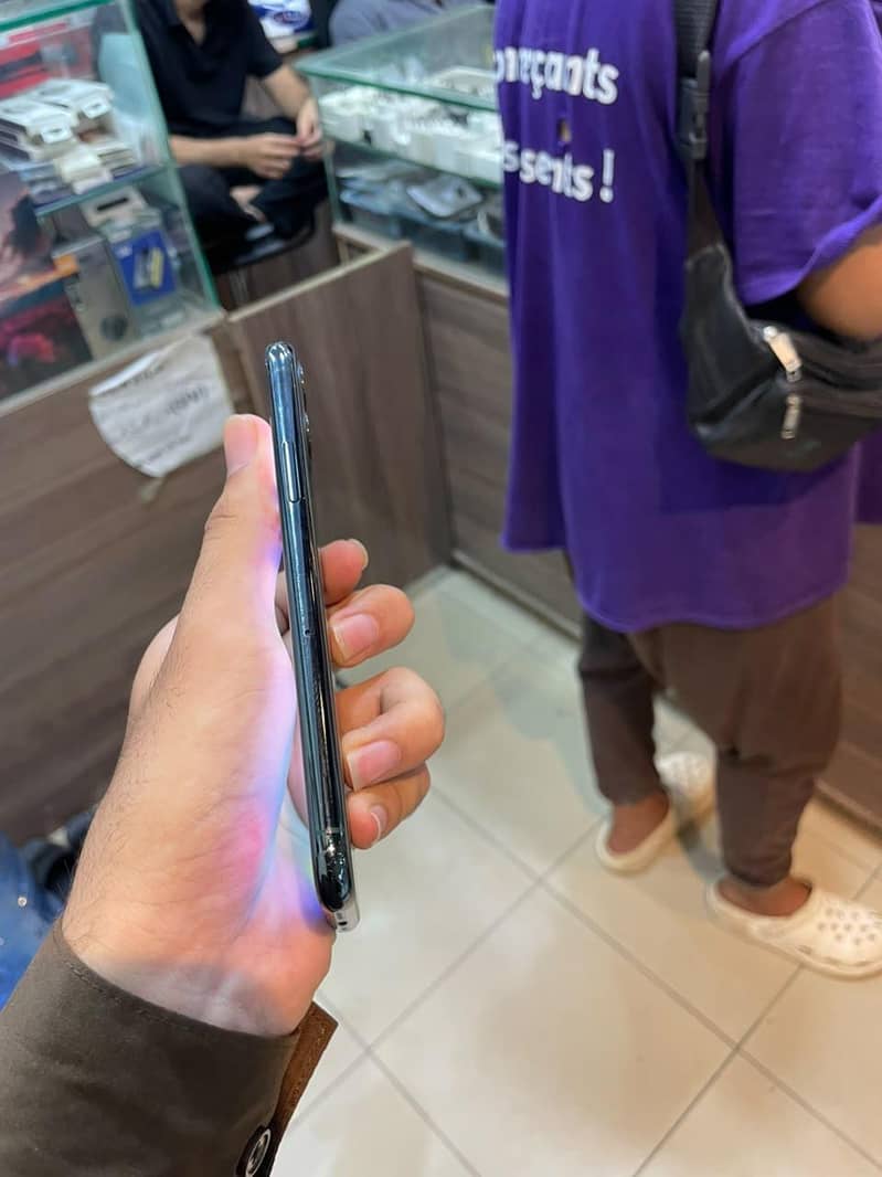 Apple iPhone 11 Pro 4