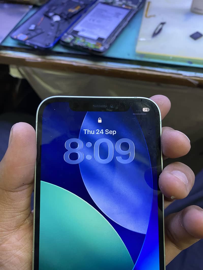 Apple iPhone 12 4