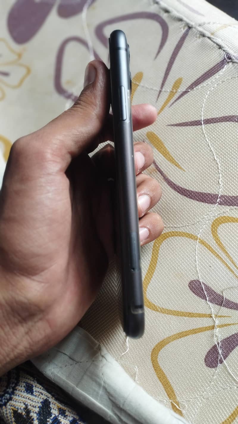Apple iPhone 11 3