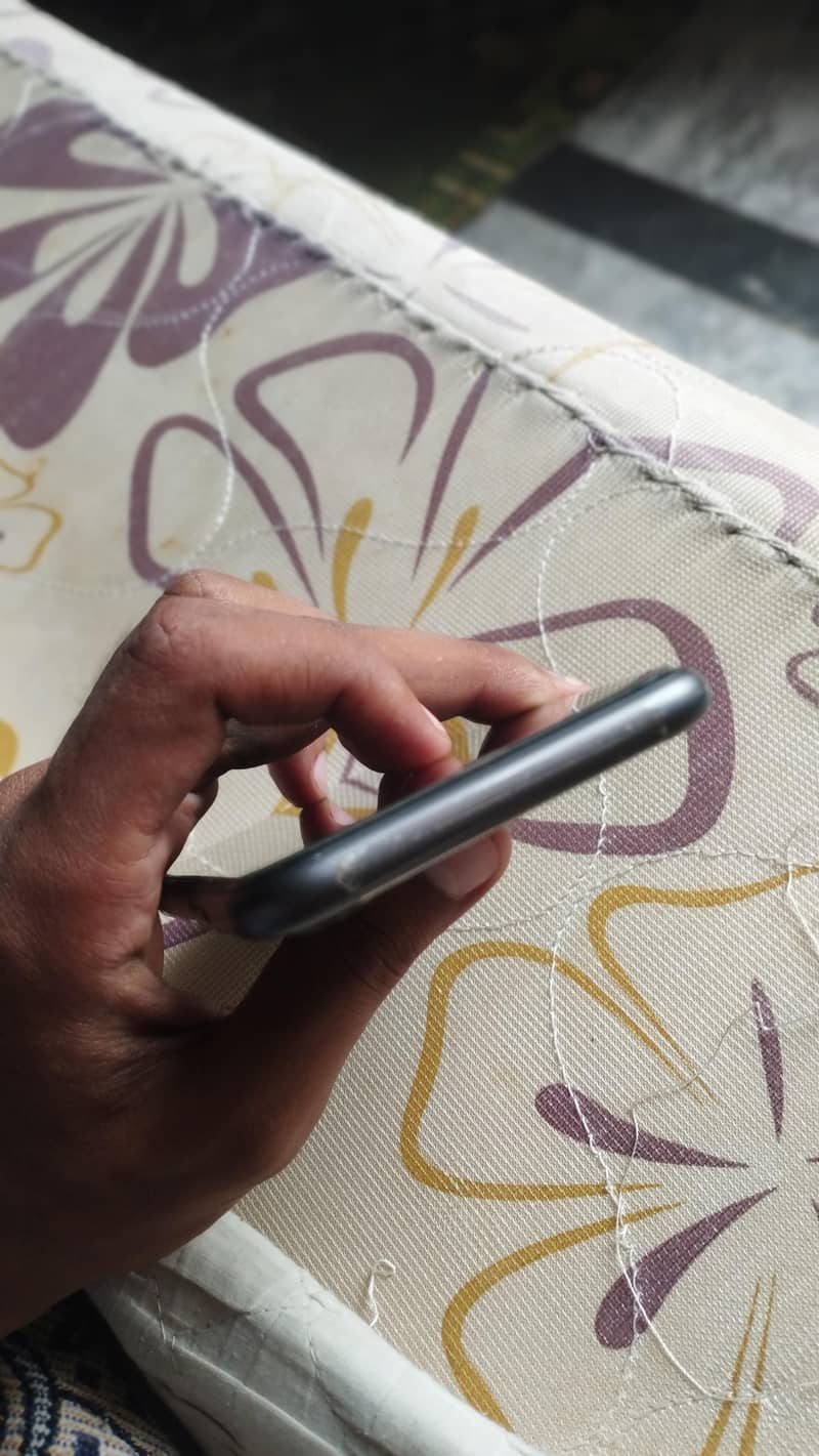 Apple iPhone 11 4