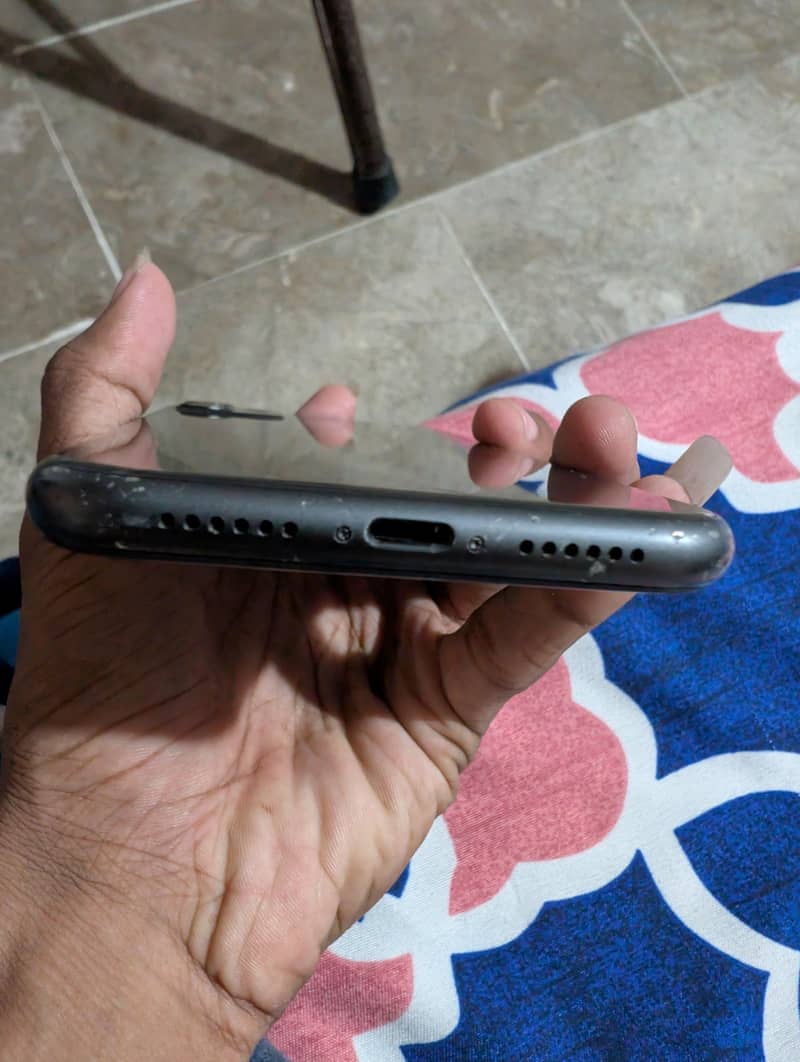 Apple iPhone 11 4