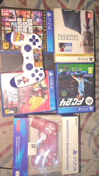 ps 4 pro Plus two controllers and 4 physical and one online game's