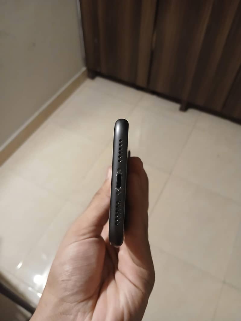 Apple iPhone 11 4