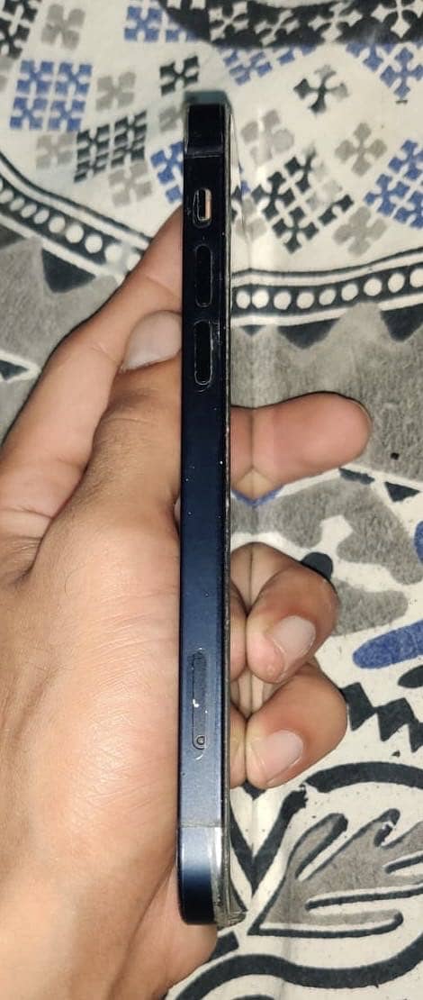 Apple iPhone 12 4