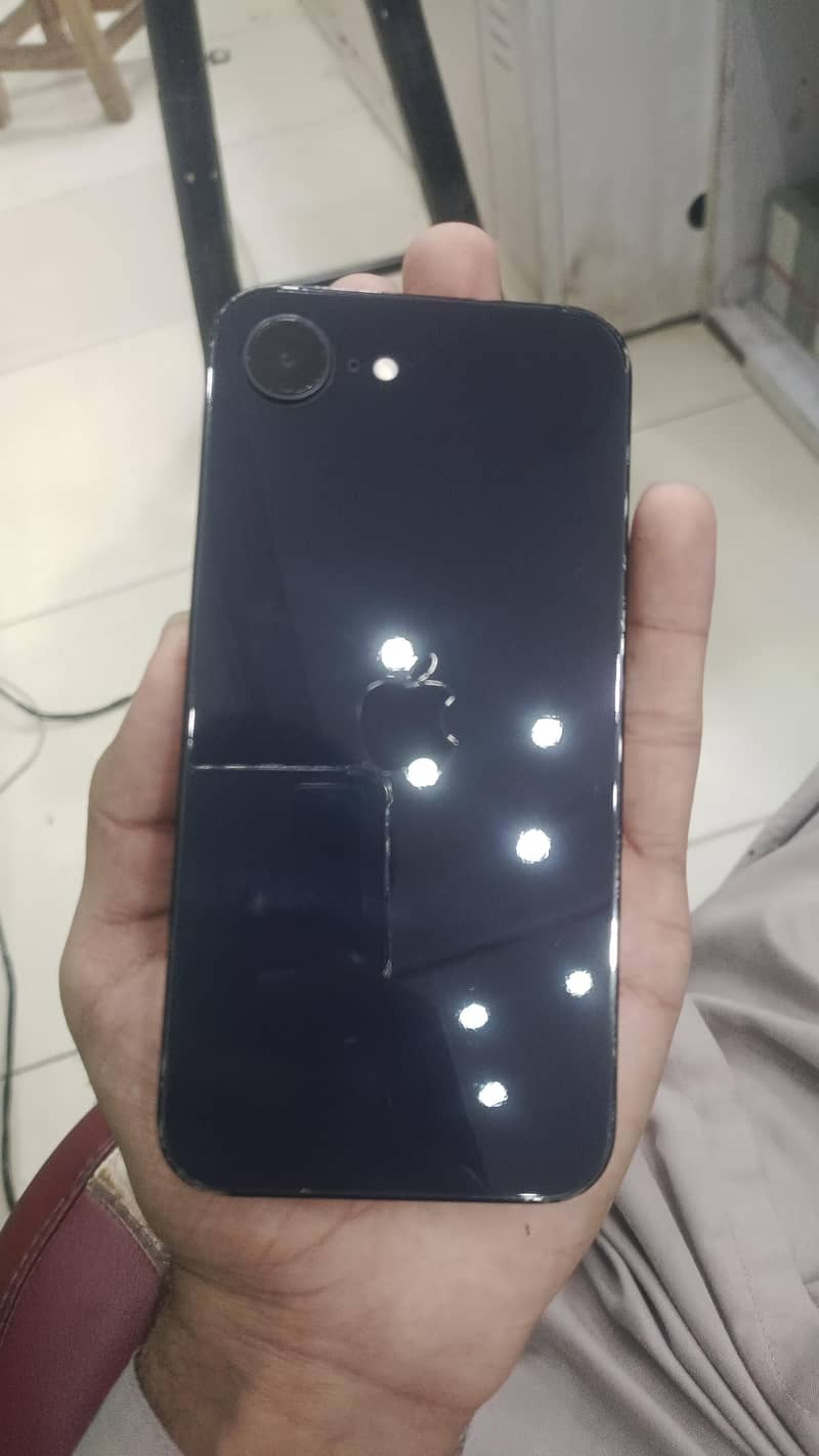 Apple iPhone 16e 0