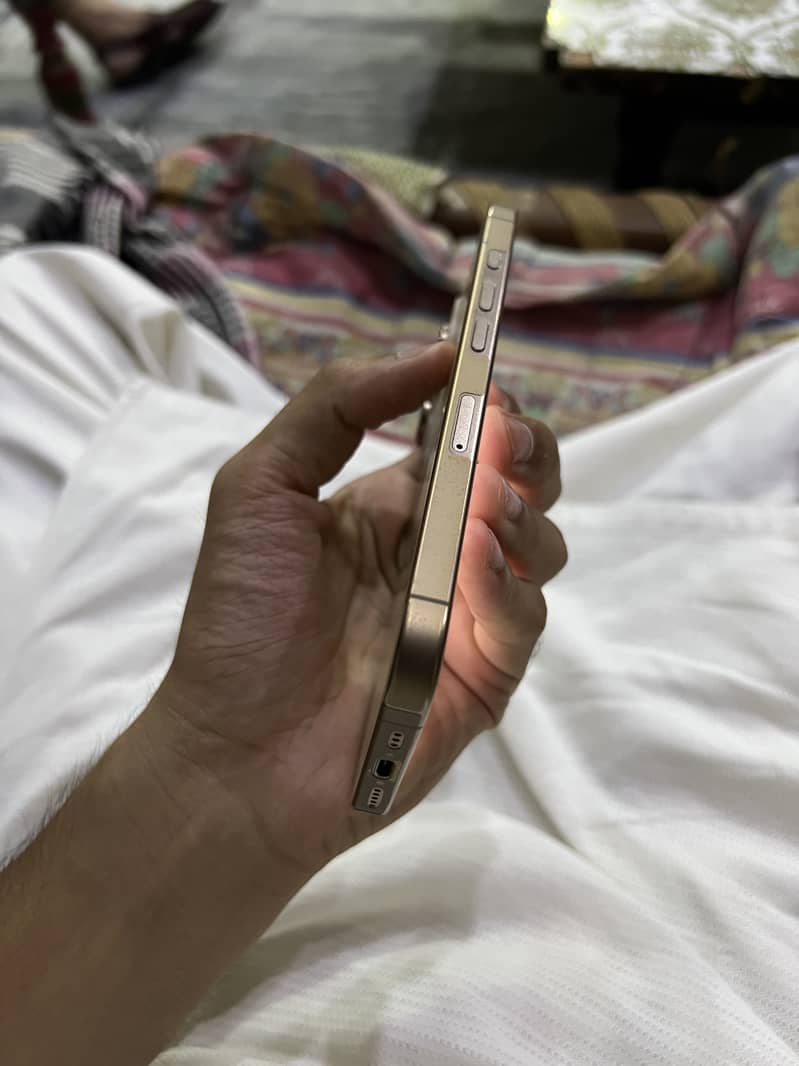 Apple iPhone 16 Pro 3
