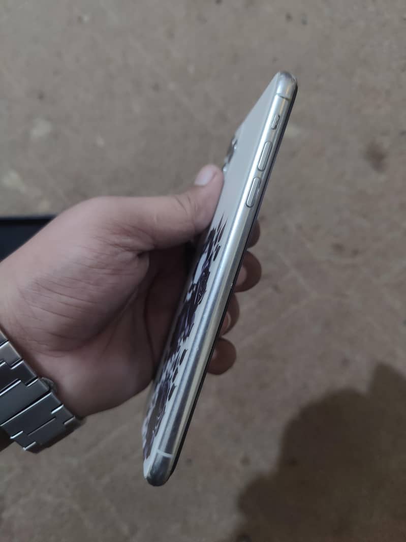 Apple iPhone 11 Pro Max 2