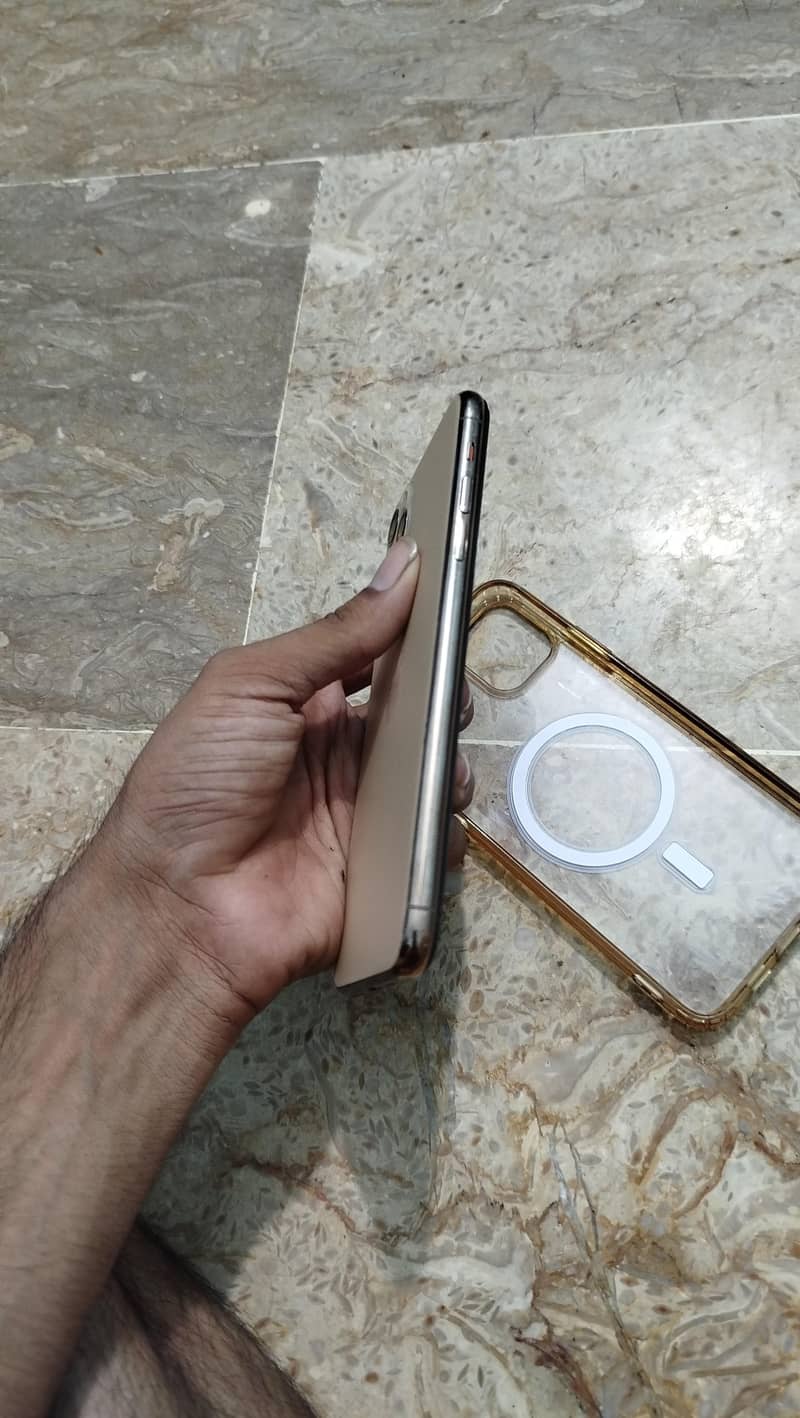 Apple iPhone 11 Pro Max 2