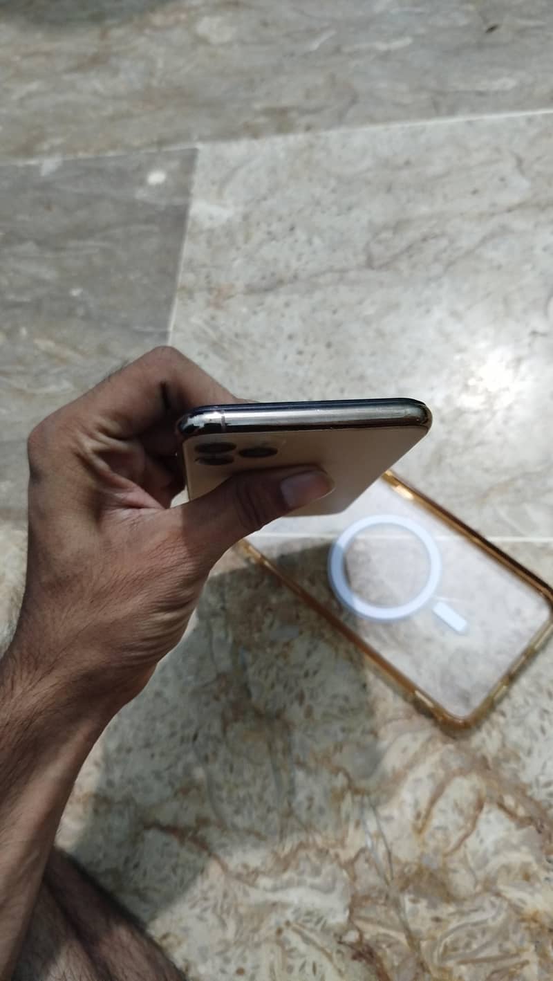 Apple iPhone 11 Pro Max 4