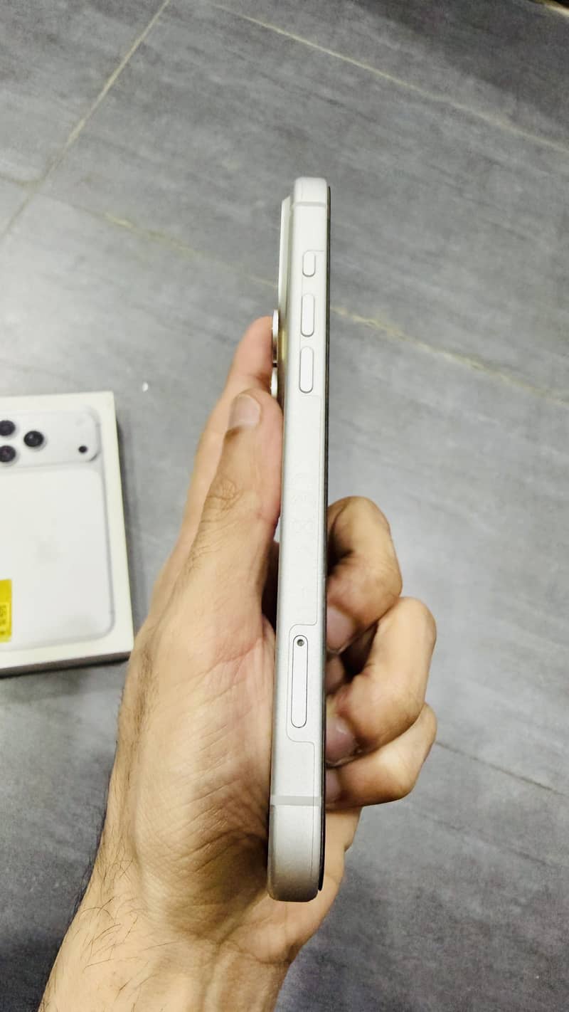 Apple iPhone 17 Pro Max 1