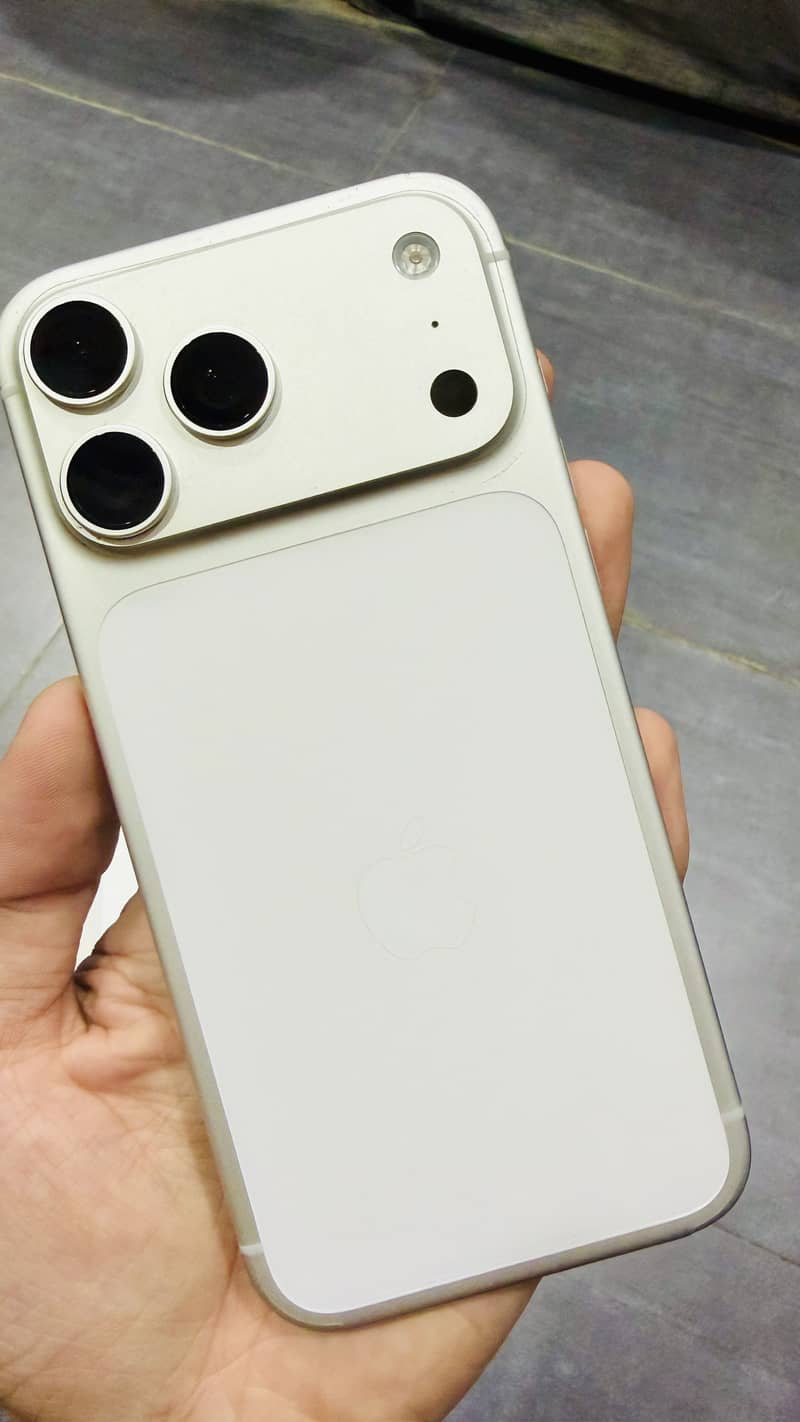 Apple iPhone 17 Pro Max 4