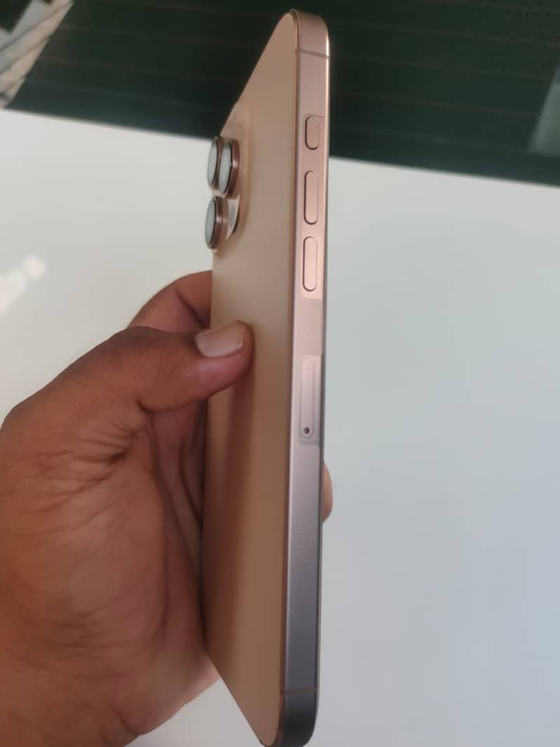 Apple iPhone 16 Pro Max 4