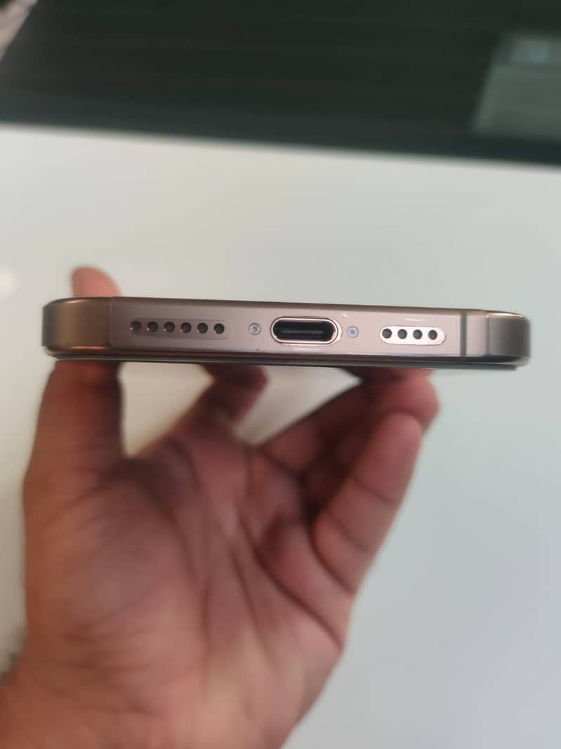 Apple iPhone 16 Pro Max 8