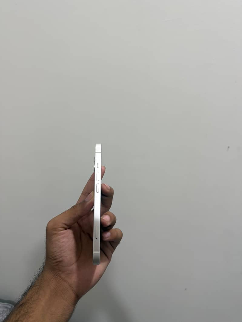 Apple iPhone 13 5