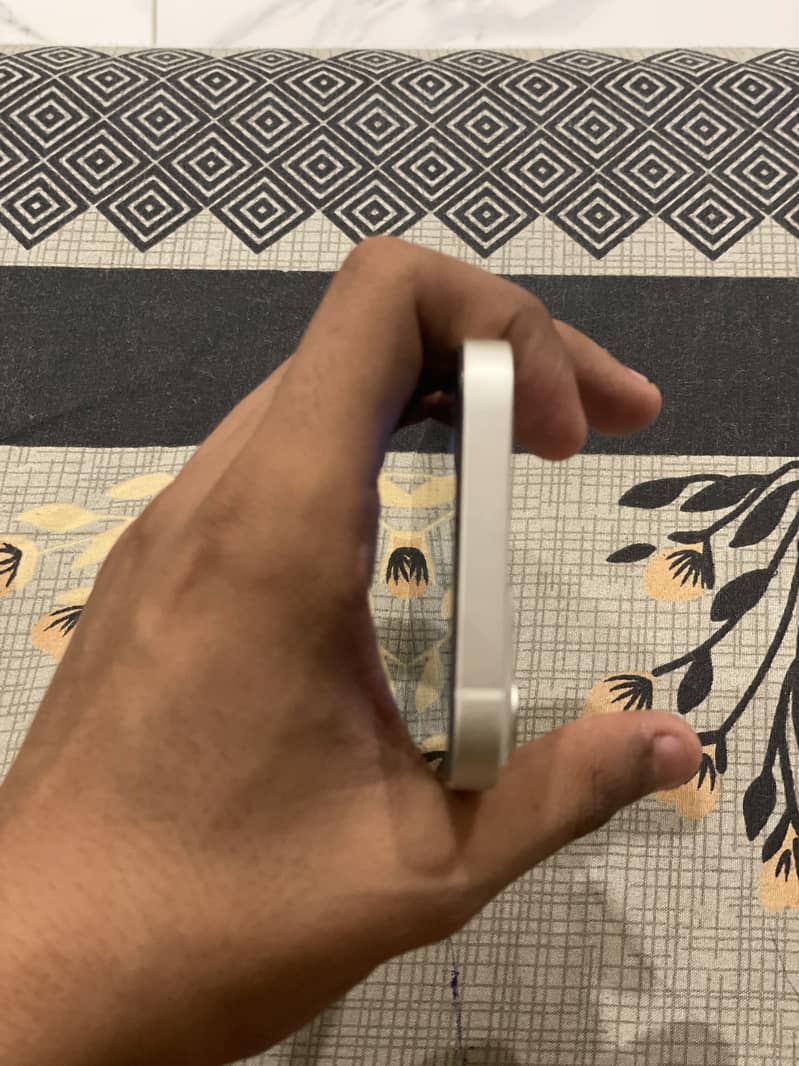 Apple iPhone 13 4
