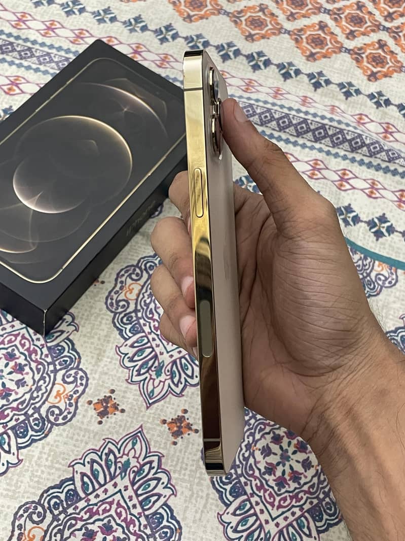 Apple iPhone 12 Pro Max 4