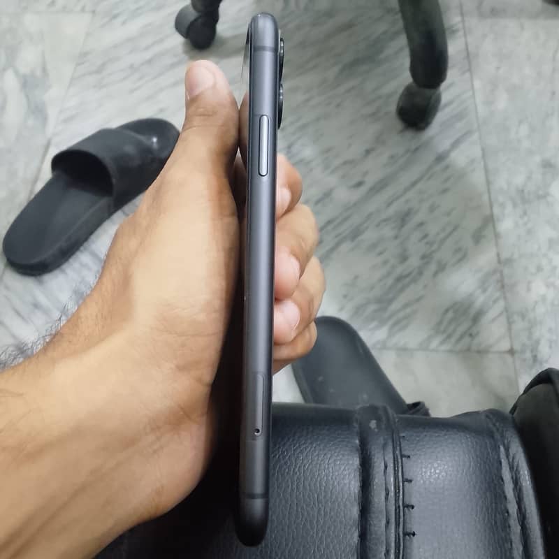 Apple iPhone 11 3