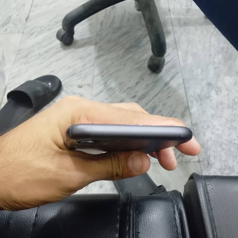 Apple iPhone 11 4
