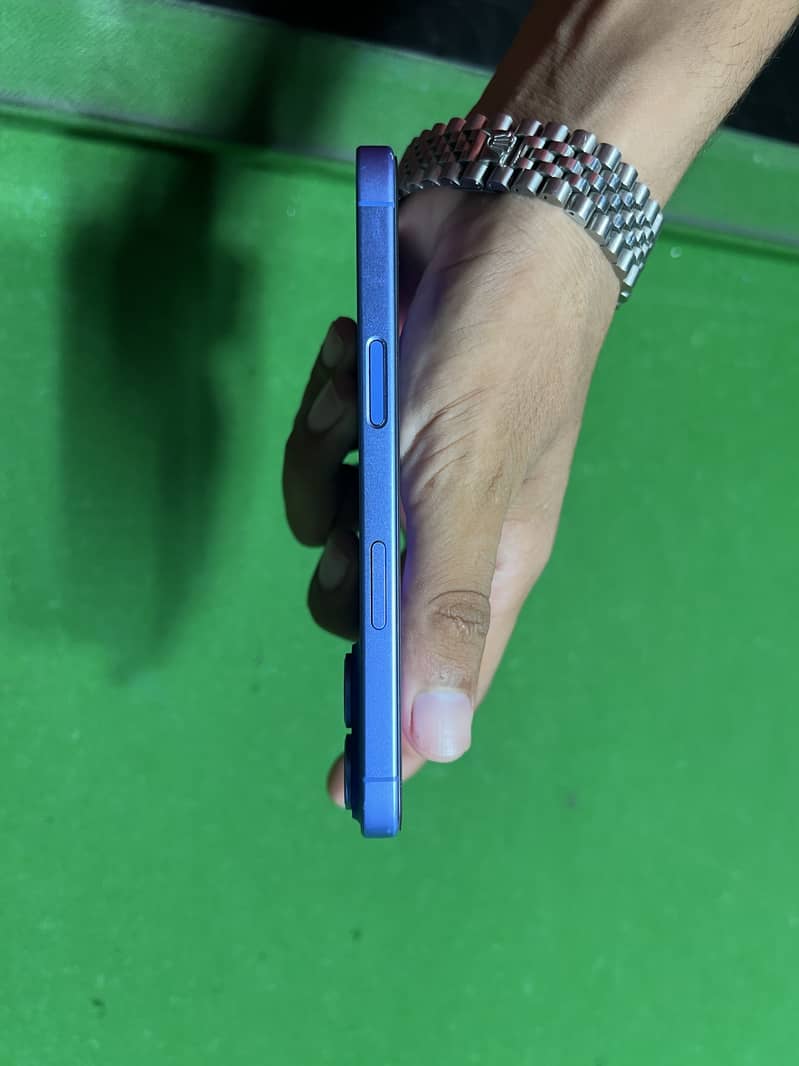 Apple iPhone 16 3