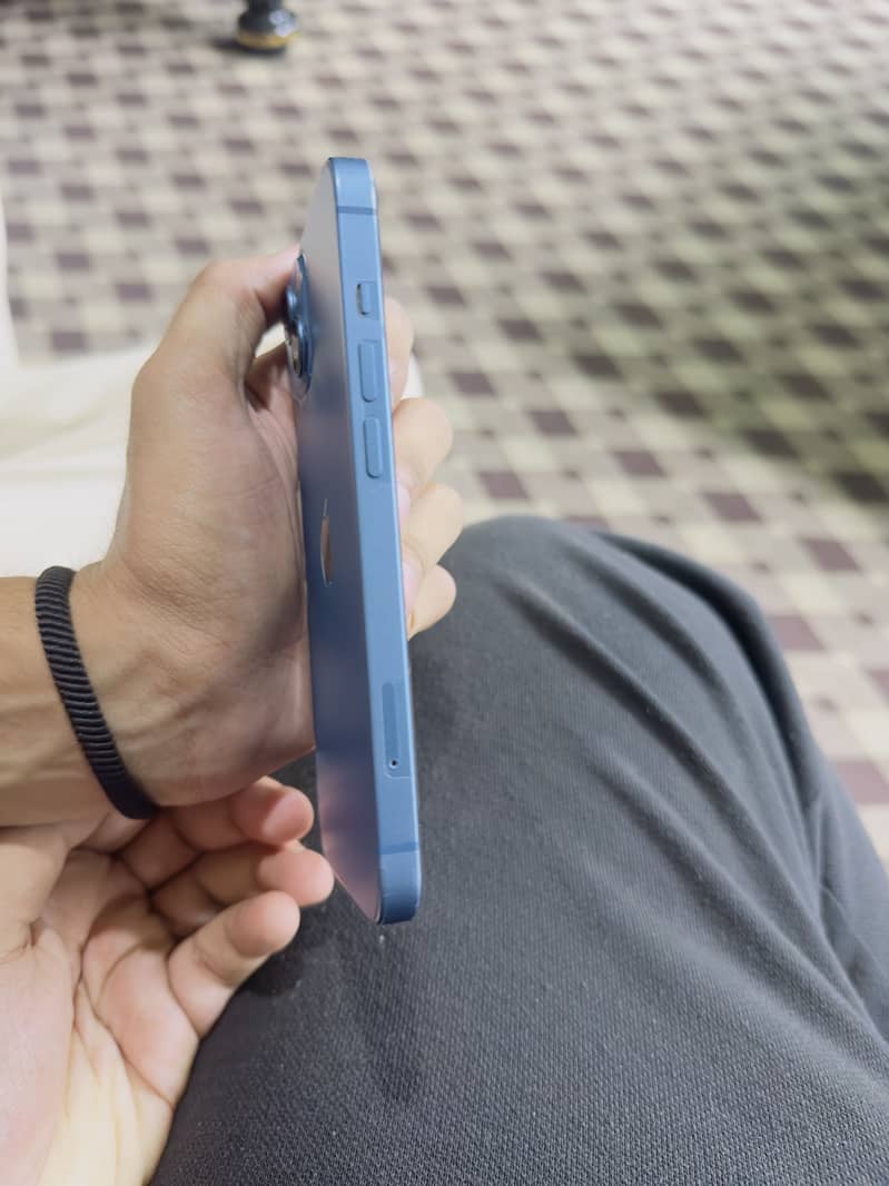 Apple iPhone 13 2