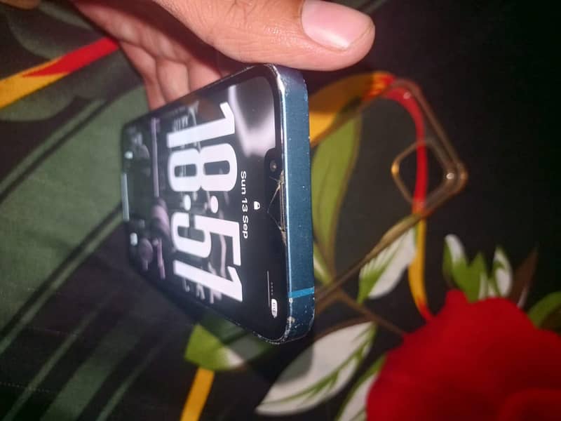 Apple iPhone 13 4