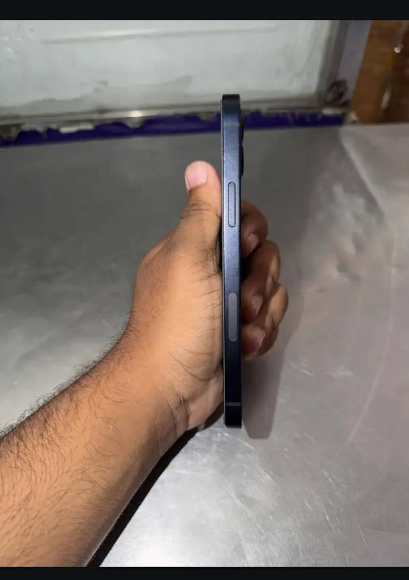Apple iPhone 12 4