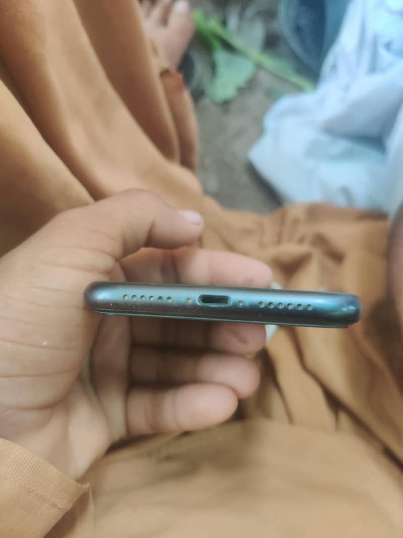 Apple iPhone 11 4