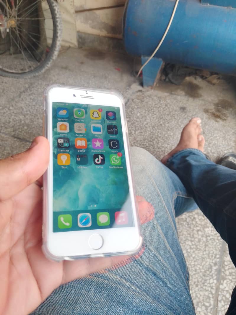 Apple iPhone 7 1