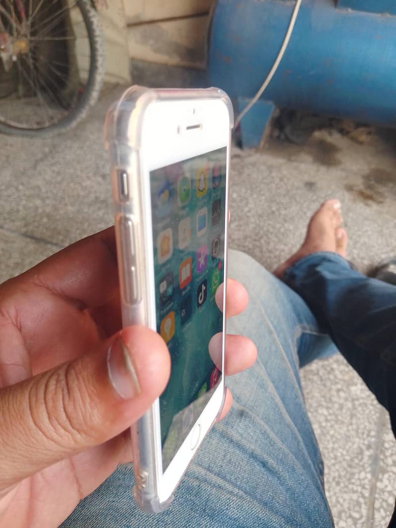 Apple iPhone 7 2